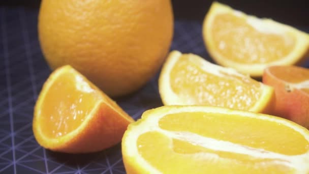 Slow motion beweging van de camera op citrus fruit en een drankje in een fles - Video