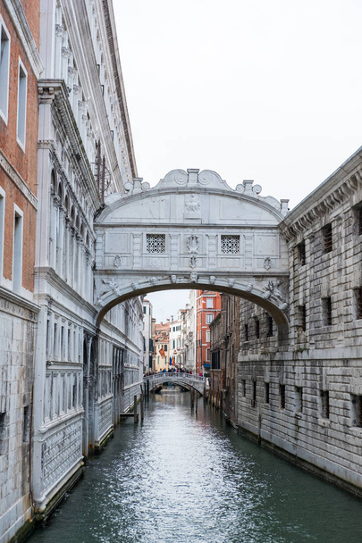 Pohled na Ponte dei Sospiri nebo Most vzdechů, Benátky, Itálie - Fotografie, Obrázek
