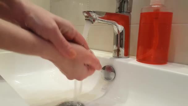 τα χέρια σας με σαπούνι νεροχύτη - Πλάνα, βίντεο