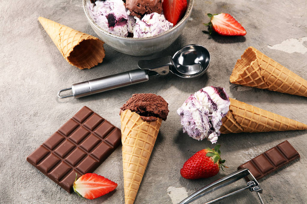 Chocolate coffee ice cream ball in a bowl and strawberry and van - Фото, зображення