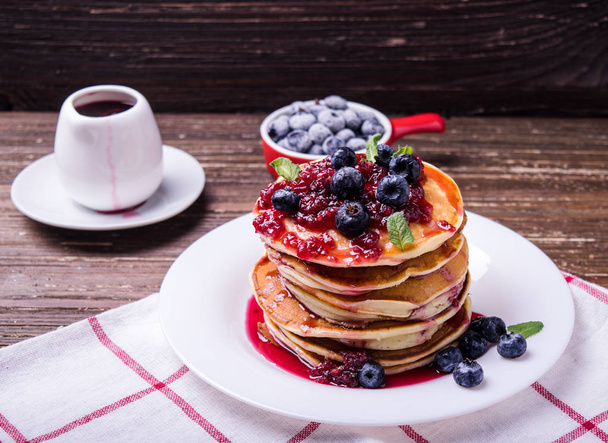 American pancakes with jam and blueberries - Foto, immagini
