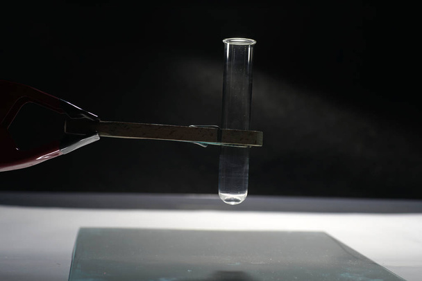 Chemical experiments in the laboratory and photo studio - Foto, Bild