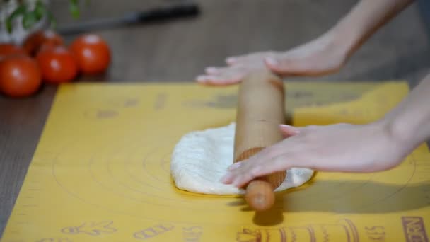 Housewife rolls pizza dough - Footage, Video