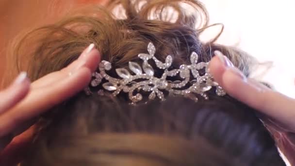 girl puts on crown. - Footage, Video