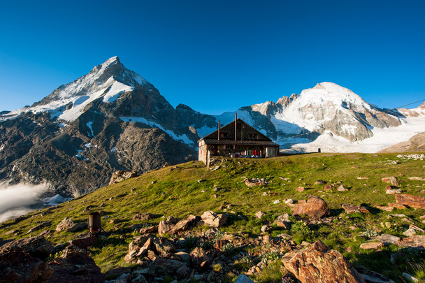 Panorama con Schoebiel cabaña de montaña SAC y Matterhorn
 - Foto, imagen