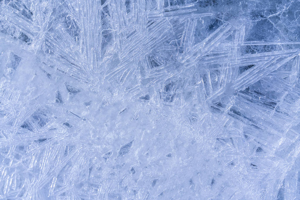 abstrakter natürlicher Hintergrund - Eismuster auf einer Wasseroberfläche. - Foto, Bild