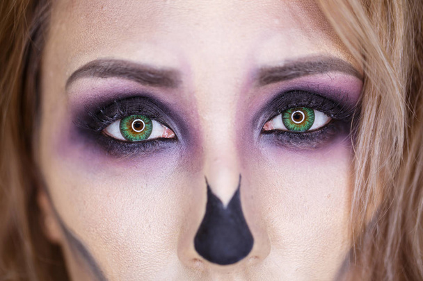 Gewas van vrouwelijke oog met kleurrijke make-up.  - Foto, afbeelding