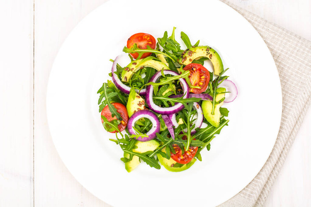 便利なサラダ アボカドと新鮮な野菜。健康的な食事の概念 - 写真・画像