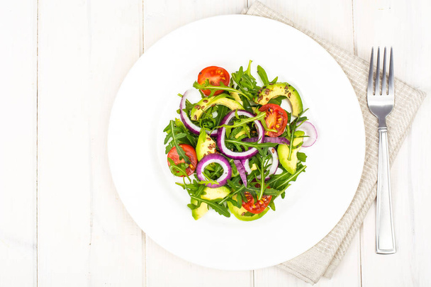 Saladas úteis com abacate e legumes frescos. O conceito de dieta saudável
 - Foto, Imagem