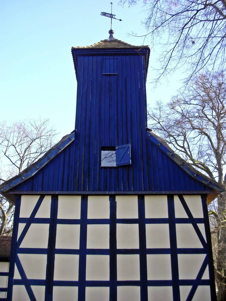 Блакитна церква в лісі
 - Фото, зображення