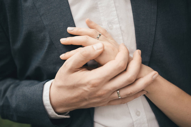 the interlacing of the hands of a loving couple - Fotoğraf, Görsel