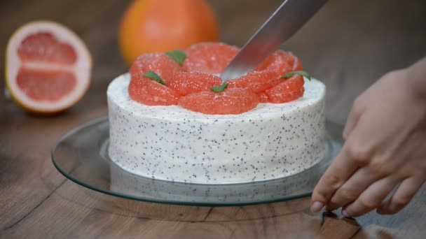 Homemade cake with grapefruit. Cut a piece of cake - Footage, Video