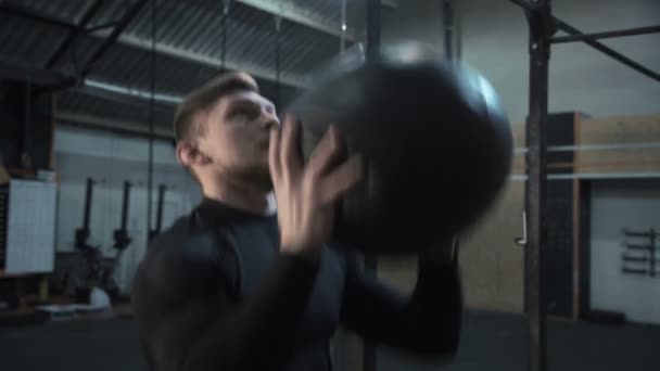 Man training with weight ball - Záběry, video