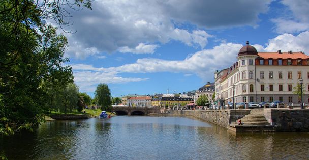 Göteborg city met brug en parken gloeien in zon tijdens spri - Foto, afbeelding