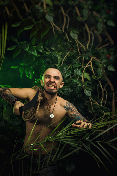 ένας άνδρας στη ζούγκλα με μαχαίρια, επιτίθενται στον εχθρό - Φωτογραφία, εικόνα