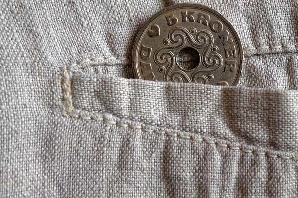 Деноминация монет Дании - 5 крон (крон) в кармане изношенных льняных брюк
 - Фото, изображение