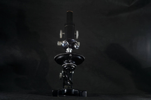Old microscope in top quality fully functional - Fotoğraf, Görsel
