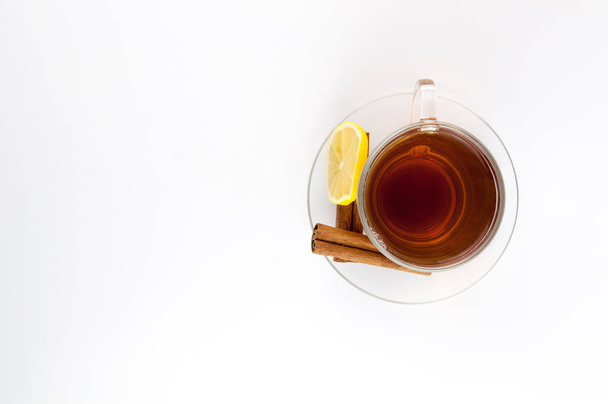 Teetasse mit Zitrone und Zimt isoliert auf weißem Hintergrund. - Foto, Bild