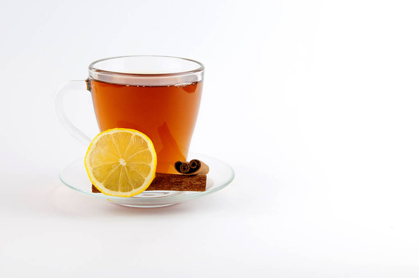 Taza de té con limón y canela aislada sobre fondo blanco
. - Foto, imagen