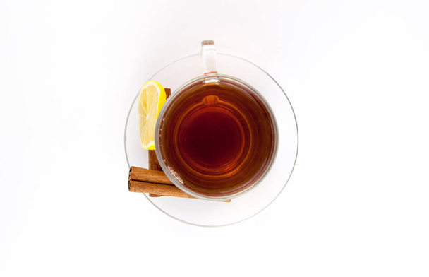 De kop van de thee met citroen en kaneel geïsoleerd op witte achtergrond. - Foto, afbeelding
