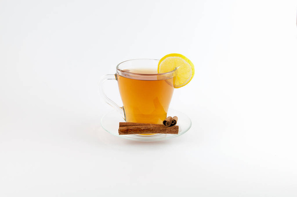 Teáscsésze, citrom és fahéj elszigetelt fehér background. - Fotó, kép