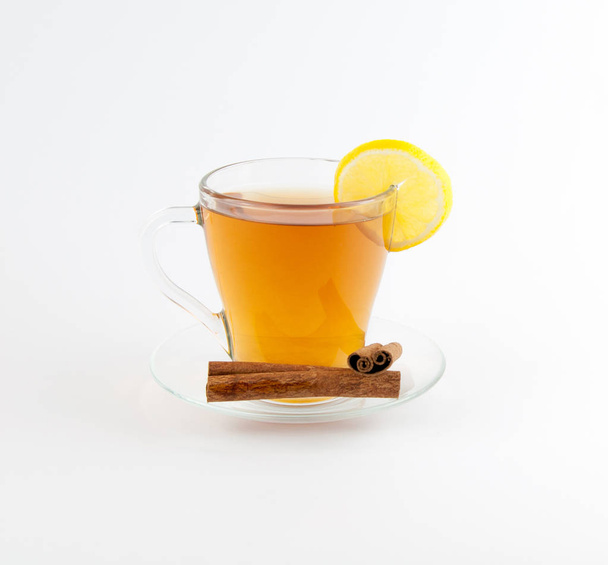 Taza de té con limón y canela aislada sobre fondo blanco
. - Foto, Imagen