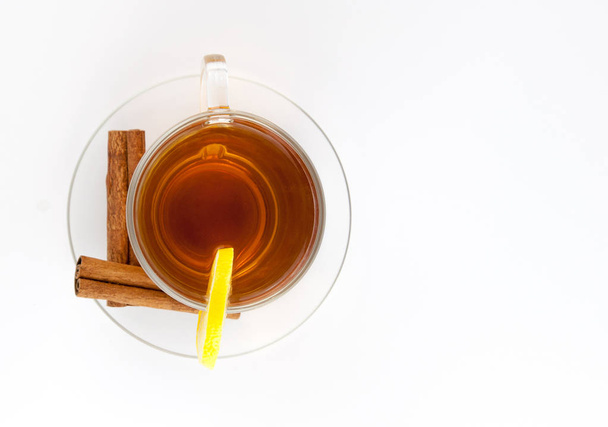Tasse à thé avec citron et cannelle isolée sur fond blanc
. - Photo, image