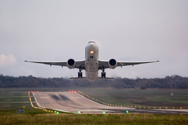 Momentos de avião após a decolagem, com ambiente bonito
 - Foto, Imagem