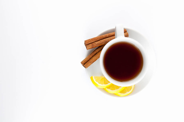 Tazza da tè con limone e cannella isolata su sfondo bianco
. - Foto, immagini