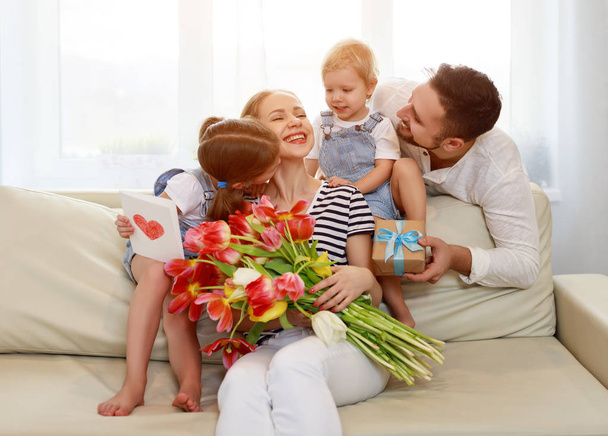 glücklicher Muttertag! Vater und Kinder gratulieren Mutter zur Geburt - Foto, Bild