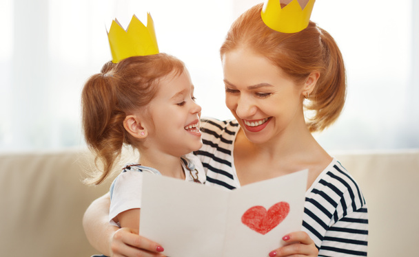 ¡Feliz día de la madre! madre e hija en coronas y con po
 - Foto, Imagen