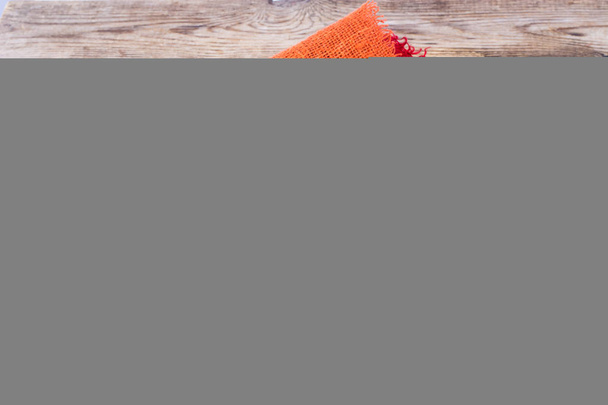 Montón de arpillera de color en la mesa de madera
 - Foto, imagen
