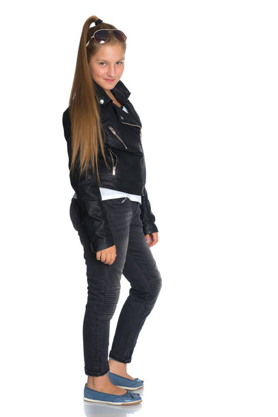 Uma adolescente de jaqueta de couro e jeans
. - Foto, Imagem