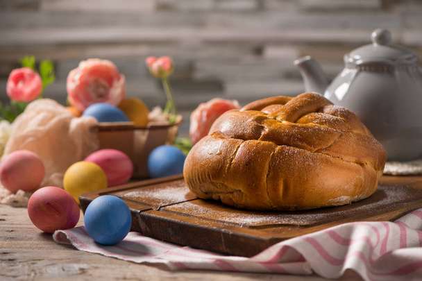 Folar de Pascua con huevo sobre mesa de madera. - Foto, imagen