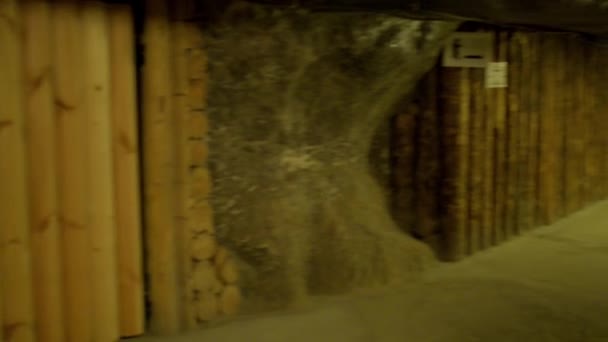WIELICZKA, POLONIA - 4 DE ENERO DE 2016: La mina de sal de Wieliczka, ubicada en la ciudad de Wieliczka, en el sur de Polonia, se encuentra dentro del área metropolitana de Cracovia
. - Metraje, vídeo