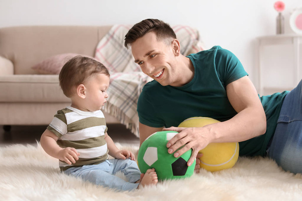 Young father with his cute little son at home - Foto, Bild