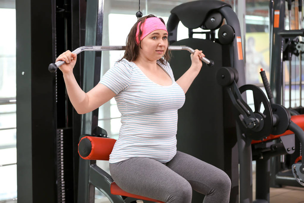 Overweight woman training in gym - Фото, зображення