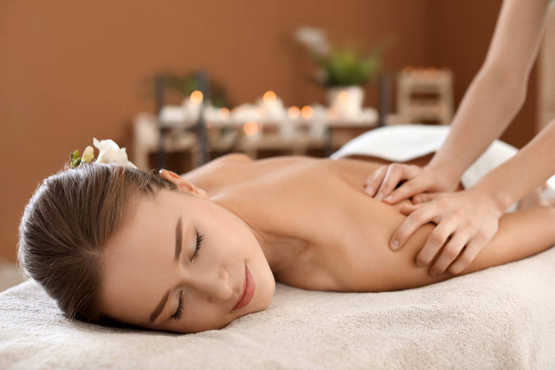 Mujer joven disfrutando de masajes en el salón de spa - Foto, imagen