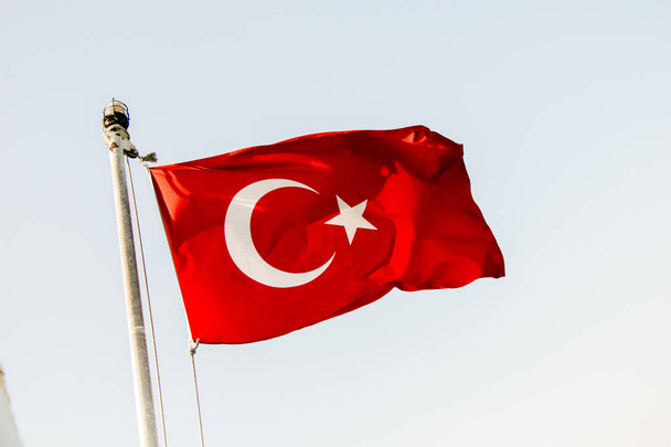 Bandera nacional turca cuelga en un poste al aire libre - Foto, imagen