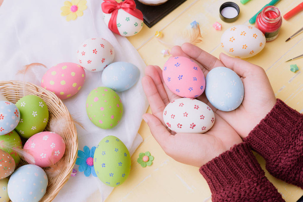 Feliz Páscoa! Uma mão de mulher segurando para pintar ovos de Páscoa
.  - Foto, Imagem