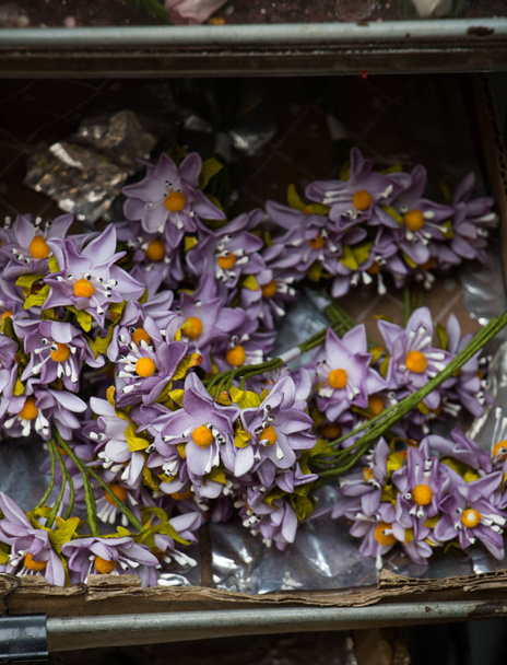 Набор поддельных цветков - Фото, изображение