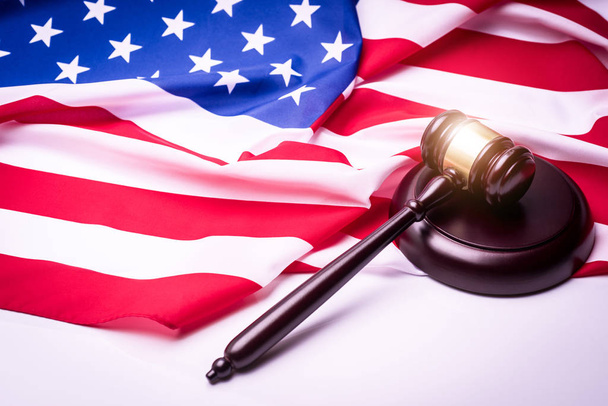 Закон молотка і США Америці прапор - американський злочин концепції. - Фото, зображення