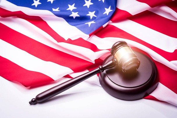 法律小槌とアメリカ国旗 - アメリカの犯罪概念. - 写真・画像
