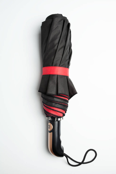 Černý deštník izolované na bílém pozadí - Fotografie, Obrázek