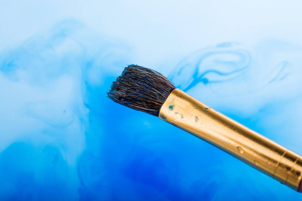 Tinta aquarela dissolvendo-se na água como pintura escova toca água
 - Foto, Imagem