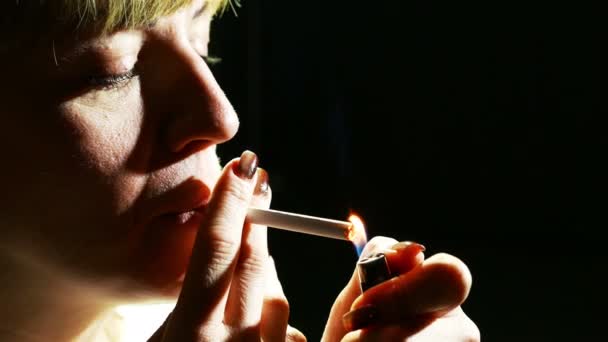 4k. Vrouw vuur met lichter en rook sigaret. Close-up  - Video