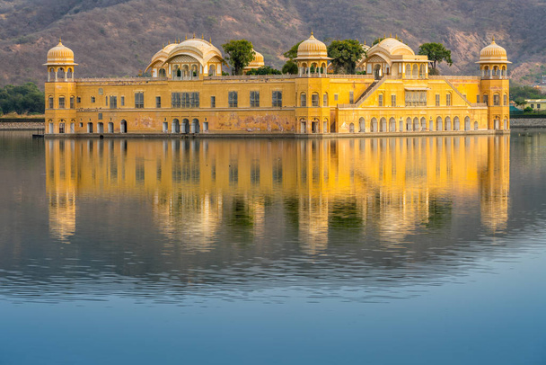 JAL Mahal palace νερό στο Jaipur Ρατζαστάν και Ινδία. - Φωτογραφία, εικόνα