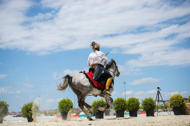 Османский всадник в этнической одежде верхом на лошади - Фото, изображение