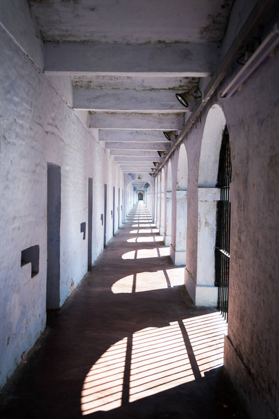 Um longo corredor no antigo edifício da prisão
 - Foto, Imagem