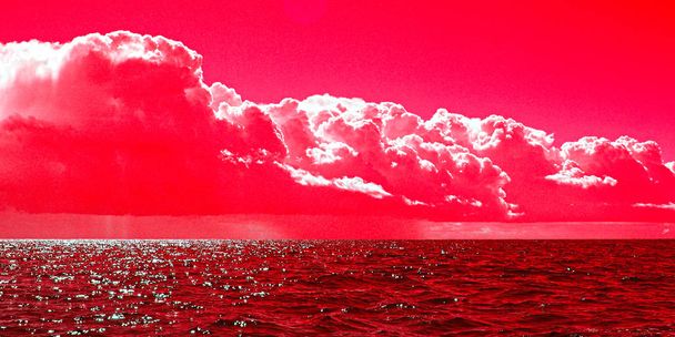 Piros színű parti napfelkeltét seascape cloudscape. - Fotó, kép